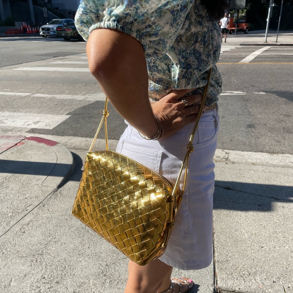 Beautiful buttery gold metallic 100% leather crossbody bag! - Picture 10 of 10
